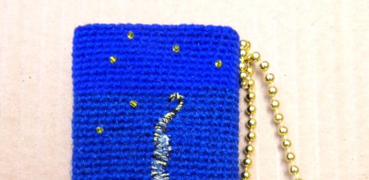 Вязаный крючком чехол на мобильный телефон