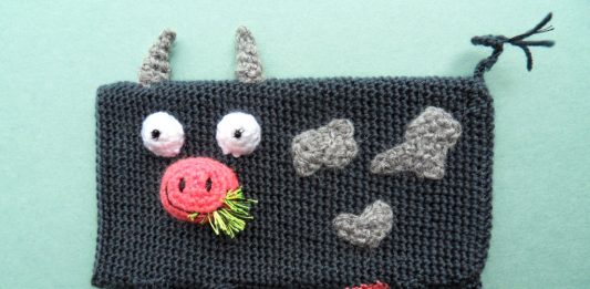 Вязаный чехол на мобильный Корова Вязаный чехол на мобильный Корова