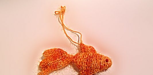 Вязаная игрушка Золотая рыбка