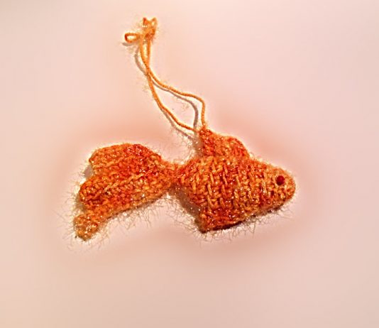 Вязаная игрушка Золотая рыбка