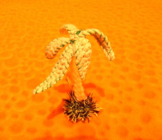 Вязаная игрушка пальма