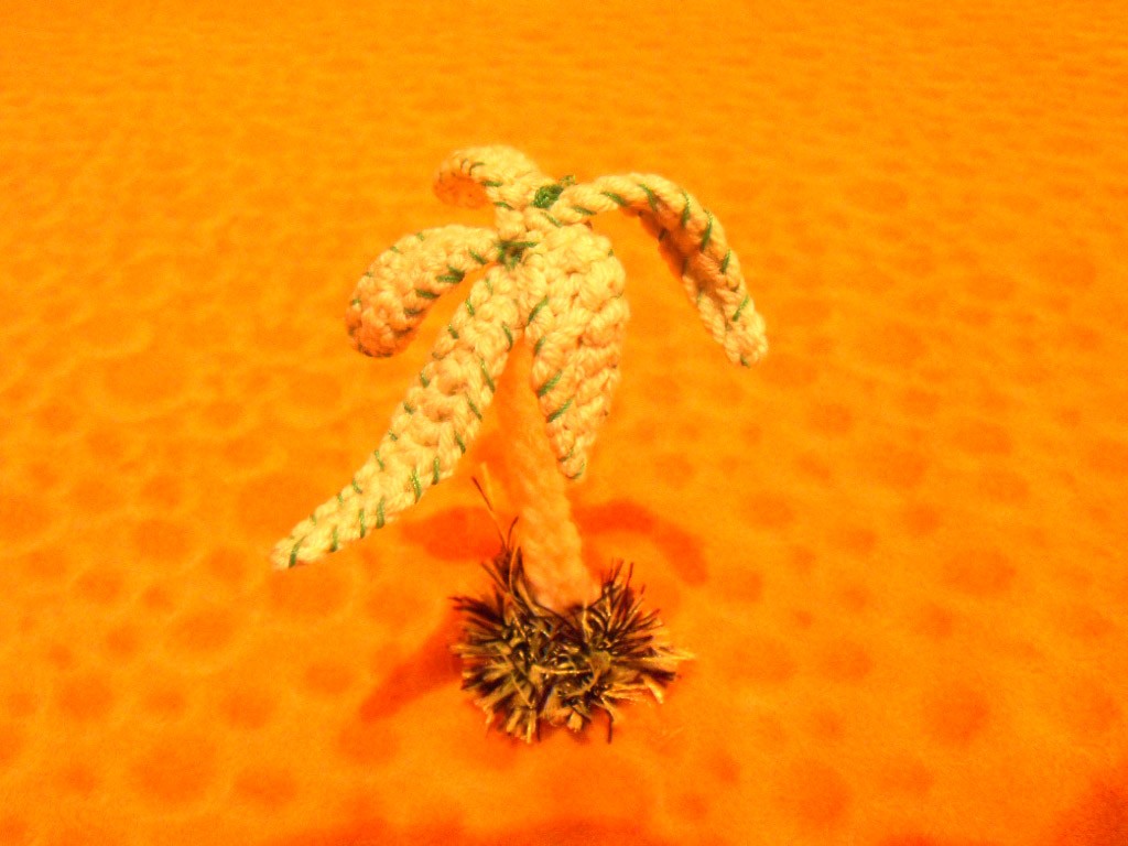 Вязаная игрушка пальма