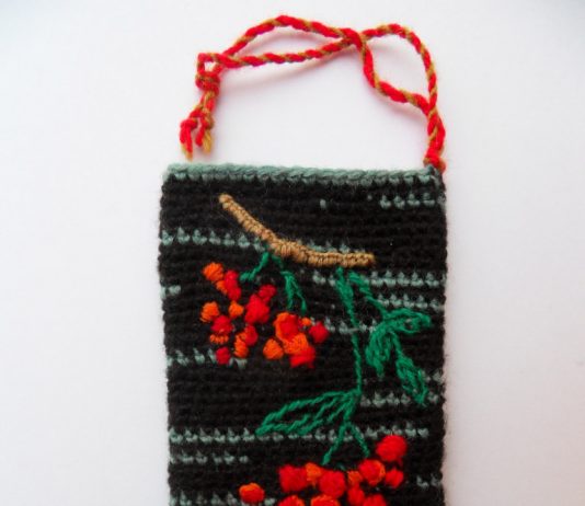 Вязаный чехол на мобильный Рябина Вязаный чехол на мобильный Рябина