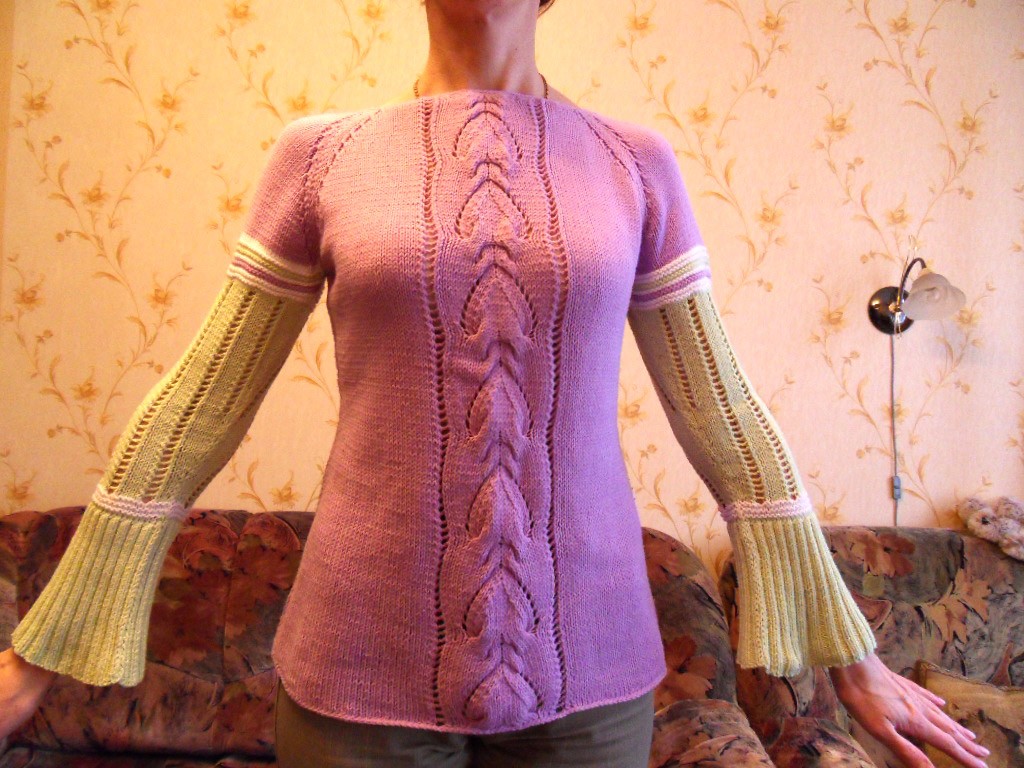 Вязанный спицами пуловер Сабрина