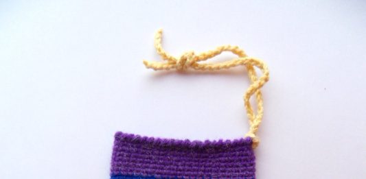 Вязаный чехол на телефон Радуга