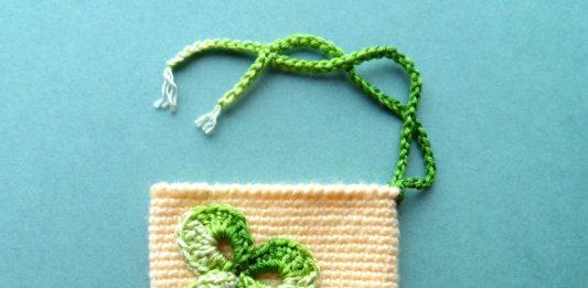 Вязаный чехол на телефон Пластиковая роза