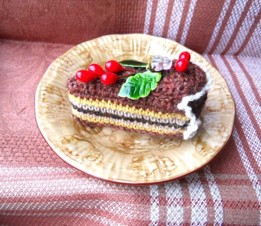 Вязаная игрушка Тортик