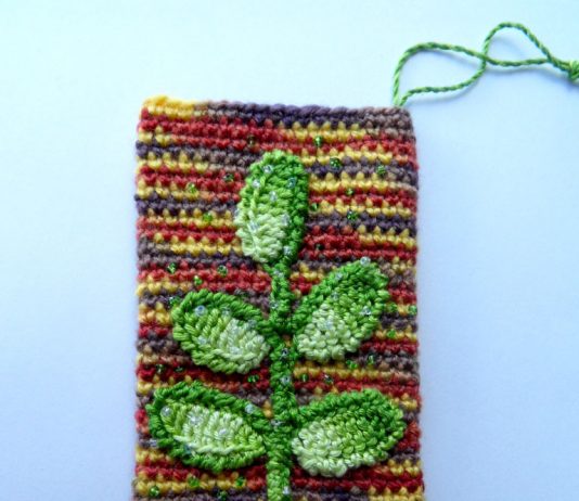 Вязаный крючком чехол на телефон зелёный лист