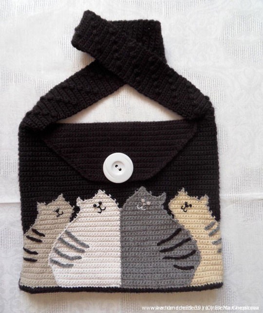 Another version of bag with a triangular "lid", which fastens with a large button. Cats re trimmed along the contour intentionally so that you can see "sticking hairs" (when crossing threads of two colors there can be such "hairs"). If you don’t like them just trim the contour with a thicker thread, which will make a smooth silhouette.
