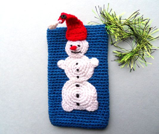 Вязанный крючком чехол на телефон Снеговик