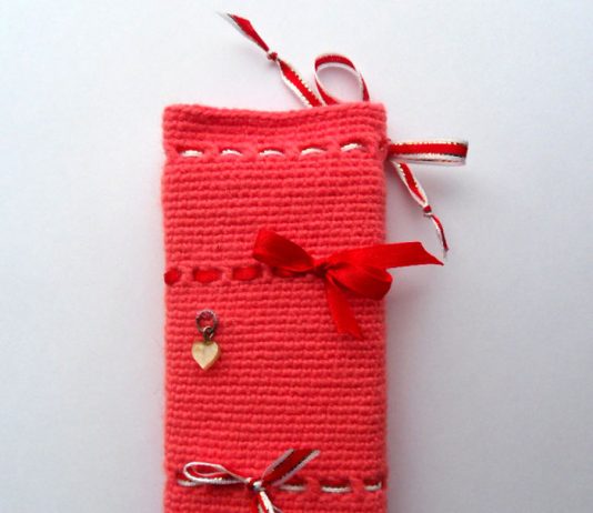 Вязаный чехол на телефон