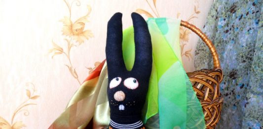 Шитая игрушка Заяц из носков Шитая игрушка Заяц из носков