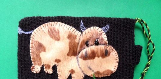 Вязаный чехол для телефона Коровья шкура