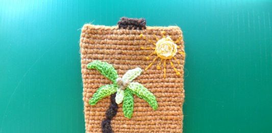 Вязаный чехол для телефона Пальма на песке