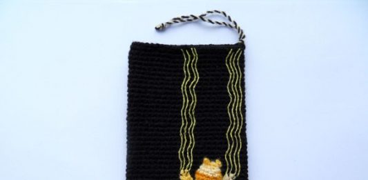 Вязаный чехол для телефона Кошачья истерика