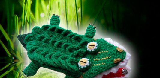 Вязаный чехол на телефон крокодил