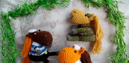 Вязаные лошадки разных профессий