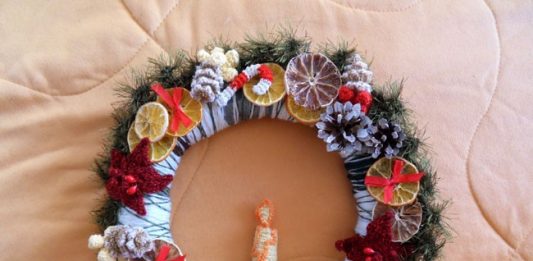 Вязанный крючком рождественский венок