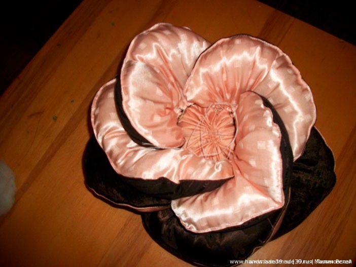 МК «Шитая подушка – роза с листьями» - как собрать цветок