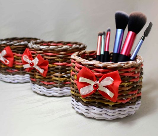 Пёстрая корзиночка, плетённая из разноцветных бумажных трубочек – мастер-класс