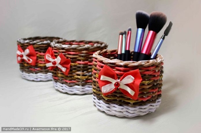 Пёстрая корзиночка, плетённая из разноцветных бумажных трубочек – мастер-класс