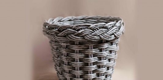 Как сделать плетённое из бумажных трубочек кашпо с объёмной загибкой – мастер-класс