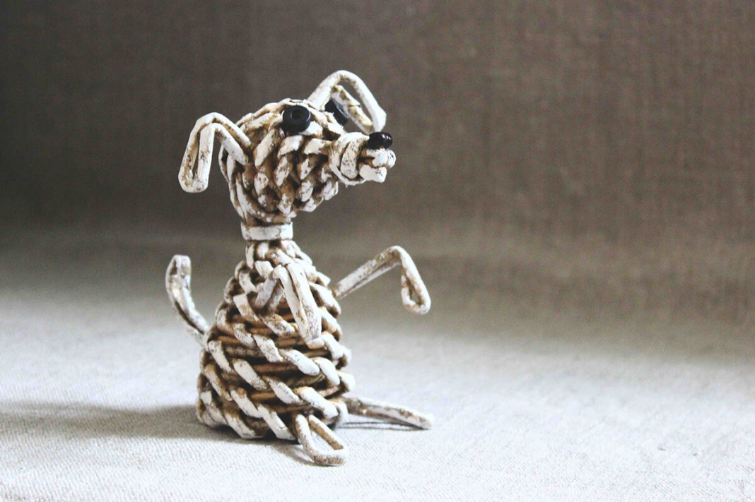 Собачка, плетённая из бумажных трубочек – пошаговый мастер-класс с фото