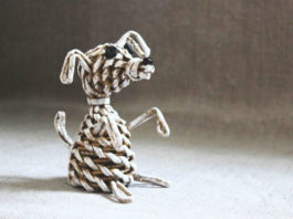 Собачка, плетённая из бумажных трубочек – пошаговый мастер-класс с фото