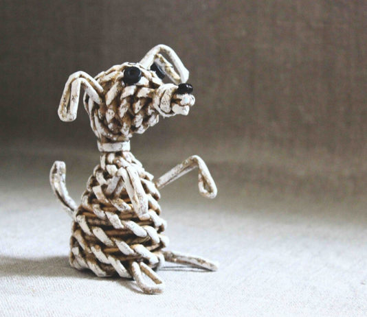 Собачка, плетённая из бумажных трубочек – пошаговый мастер-класс с фото