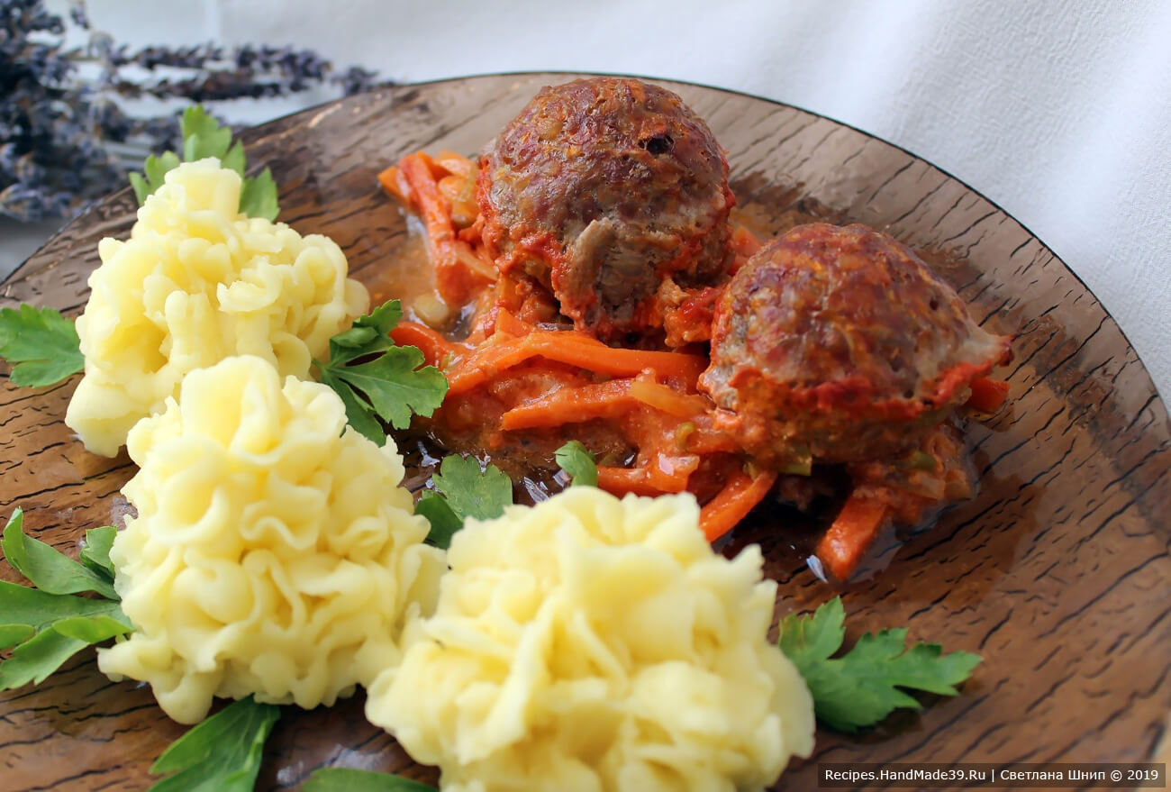 Гречаники – блюдо украинской кухни. Это сочные котлетки из мясного фарша, в который добавляют гречневую крупу. Гречаники с индейкой на овощной подушке – блюдо не только вкусное, но и полезное