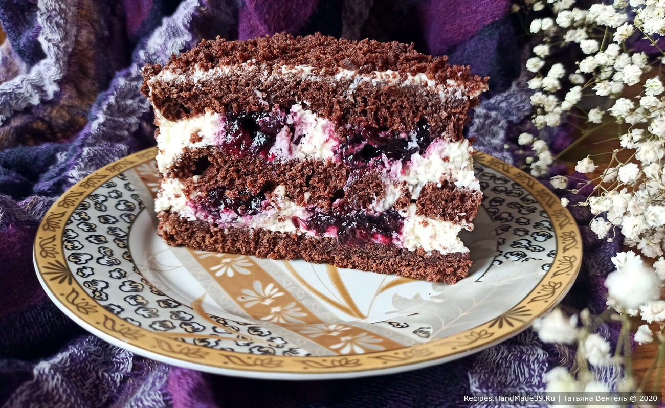 Шоколадный торт с вишнёво-черничной начинкой